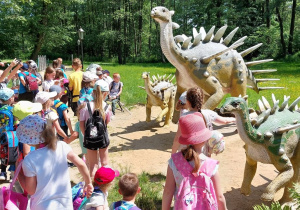 Dzieci oglądają dinozaury.